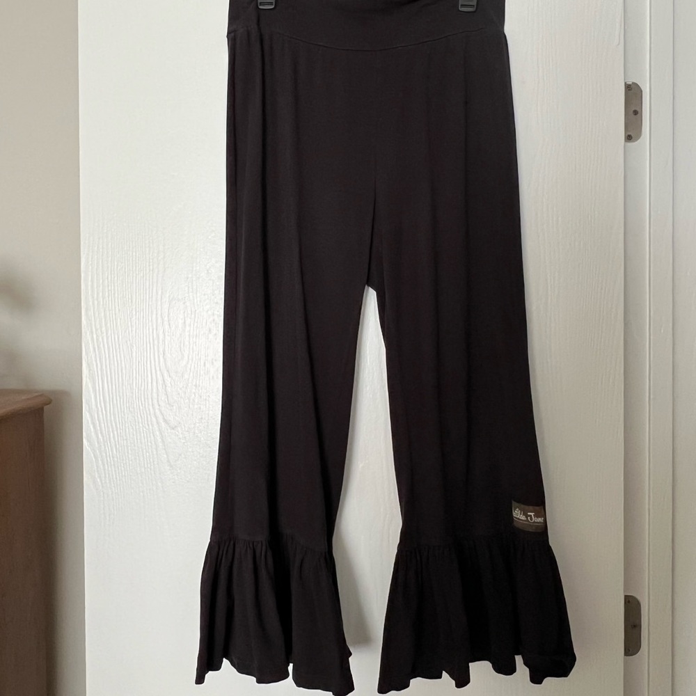 Matilda Jane ruffle pants. Lightly worn. Super comfy and cute☺️